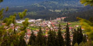 Orașul mic din România care a cucerit Europa. Mulți îl traversează fără să știe ce minuni ale naturii ascunde