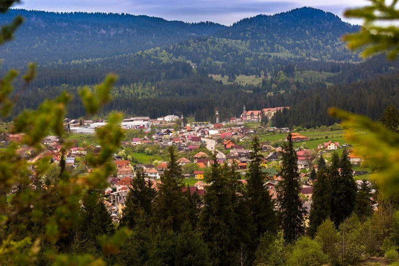 Orașul mic din România care a cucerit Europa. Mulți îl traversează fără să știe ce minuni ale naturii ascunde