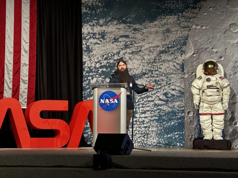 Românul care contribuie la misiunile NASA spre Lună. Povestea profesorului din Rădăuți care dezvoltă modele pentru bateriile viitorului