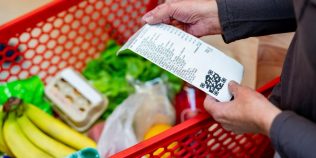 Plafonarea adaosului comercial la alimentele de bază continuă până la finalul lui 2026. Lista produselor incluse