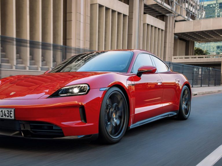 Porsche Taycan 2027 vrea să facă electricele mai distractive: cutie „falsă” cu 8 trepte, baterie mai mare și preț pe măsură
