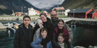 REVIEW Fjord – Cum să mănânci lent ciorbă românească, dar în norvegiană. Conservatorismul sau progresismul? Cine câștigă lupta în filmul lui Cristian Mungiu