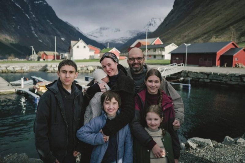 REVIEW Fjord – Cum să mănânci lent ciorbă românească, dar în norvegiană. Conservatorismul sau progresismul? Cine câștigă lupta în filmul lui Cristian Mungiu