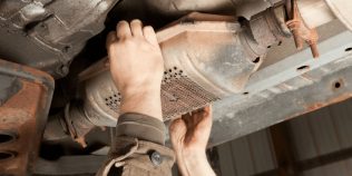 Catalizator înfundat: semnele subtile înainte ca mașina să piardă putere serios