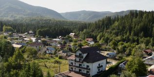 Stațiunea din România unde aerul este considerat printre cele mai curate din țară. Tot mai mulți turiști o aleg pentru un weekend în natură