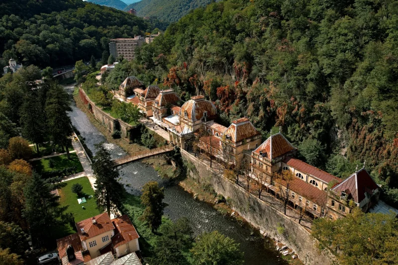 Stațiunea din România unde se tratau împărații Imperiului Habsburgic. Clădirile par desprinse din Viena