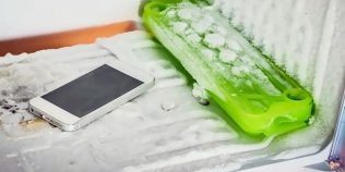 Telefonul se încinge pe caniculă, dar nu e o soluție să-l bagi în frigider. Ce să nu faci niciodată ca să-l răcești
