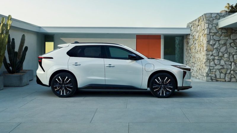 Toyota recheamă aproape 21.000 de electrice, inclusiv Lexus și Subaru. Defecțiunea care poate tăia puterea mașinii
