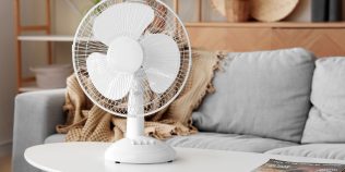 Unde să pui ventilatorul pentru a răcori cu adevărat camera. Aşa nu vei mai avea nevoie de aer condiţionat