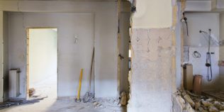 Vecinul și-a spart pereții din apartament. Când devin renovările pericol pentru tot blocul