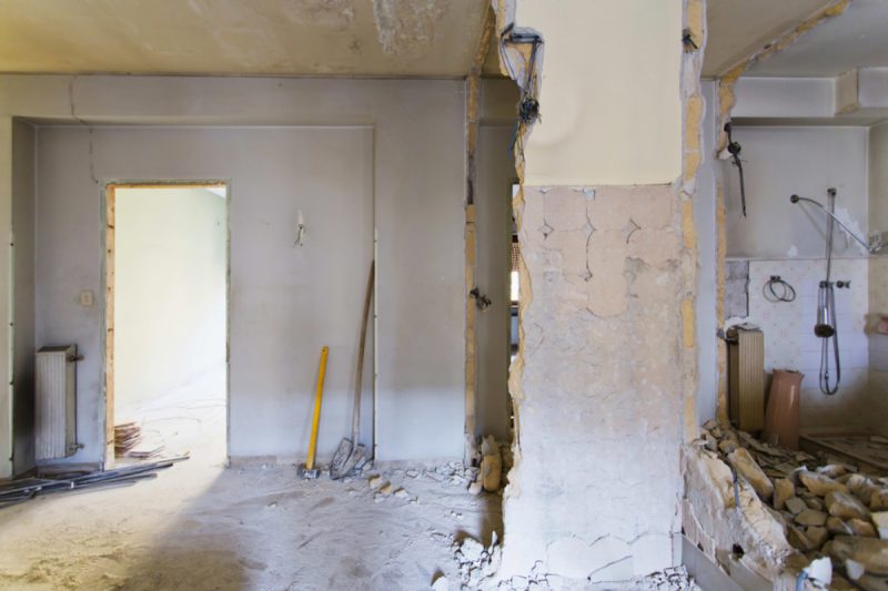 Vecinul și-a spart pereții din apartament. Când devin renovările pericol pentru tot blocul