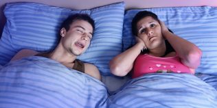 De ce vorbim în somn și de ce spunem atât de des „nu”. Ce dezvăluie conversațiile nocturne despre creier