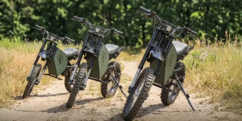 Ucraina trimite pe front motocicleta electrică Wolfstorm. Are 100 de kilometri autonomie și poate transporta doi militari