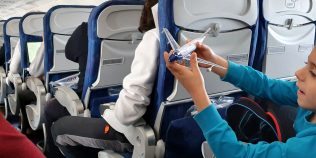Decizie la Bruxelles: bagajul de mână inclus în prețul biletului de avion, iar întârzierile de trei ore rămân compensate