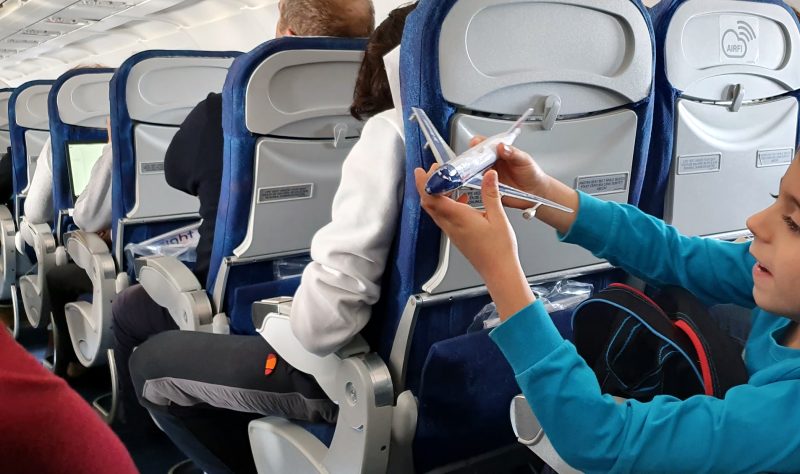 Decizie la Bruxelles: bagajul de mână inclus în prețul biletului de avion, iar întârzierile de trei ore rămân compensate