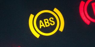 ABS care intră prea devreme pe denivelări: anvelope, senzori sau jocuri în suspensie, când e normal și când nu