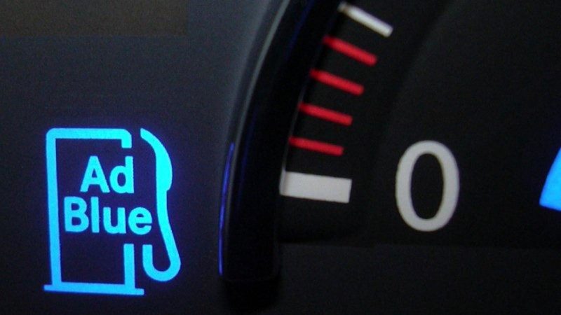 AdBlue cristalizat pe capac sau sub mașină: ce înseamnă și cum previi o reparație scumpă