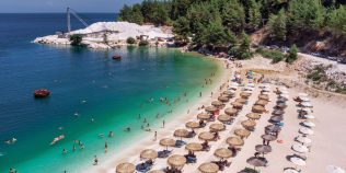 Taxă dublă pentru șezlonguri în Thassos dacă pleci de pe plajă. Surpriza de care s-a lovit o familie de turiști români la Paradise Beach
