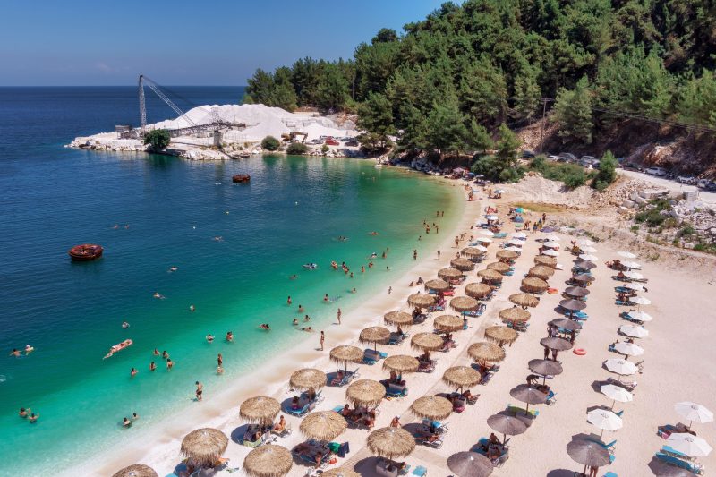 Taxă dublă pentru șezlonguri în Thassos dacă pleci de pe plajă. Surpriza de care s-a lovit o familie de turiști români la Paradise Beach