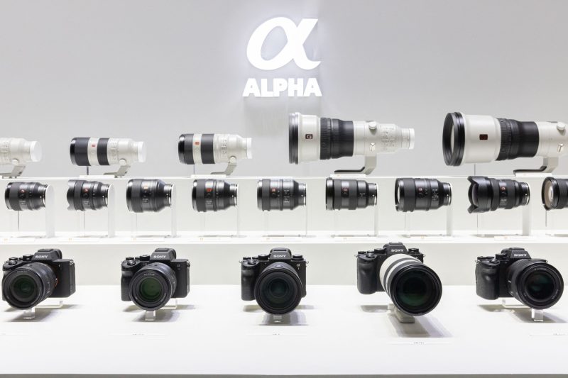 Ce aparat foto mirrorless merită să cumperi în 2026? 5 modele populare disponibile acum în România