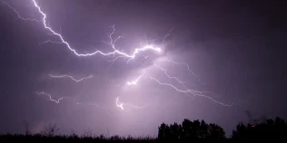 Alertă meteo de furtuni în București și alte 12 județe până la ora 23:00. Sunt așteptate vijelii, grindină și ploi torențiale