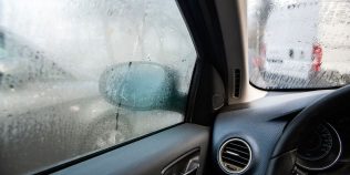 De ce se aburesc geamurile imediat după ce pornești căldura și când problema nu e de la vreme