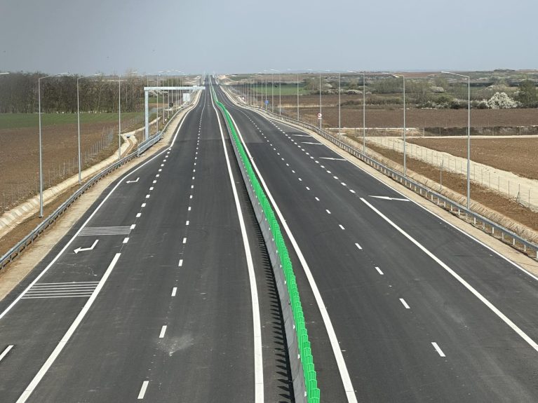 Modificări la șoselele de mare viteză. Banda de urgență devine obligatorie pe drumurile expres. Ce alte schimbări apar