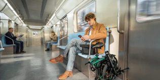 Bicicleta electrică pliabilă pe care o încarci cu USB-C ca pe laptop: ENGWE Zip costă 999 de euro și promite 120 km autonomie