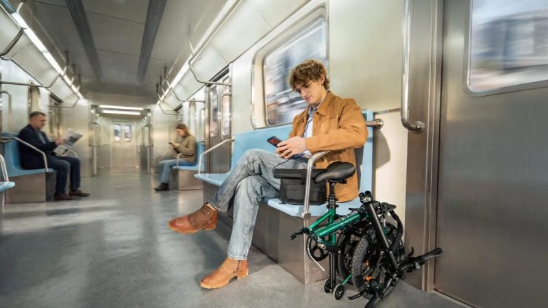Bicicleta electrică pliabilă pe care o încarci cu USB-C ca pe laptop: ENGWE Zip costă 999 de euro și promite 120 km autonomie