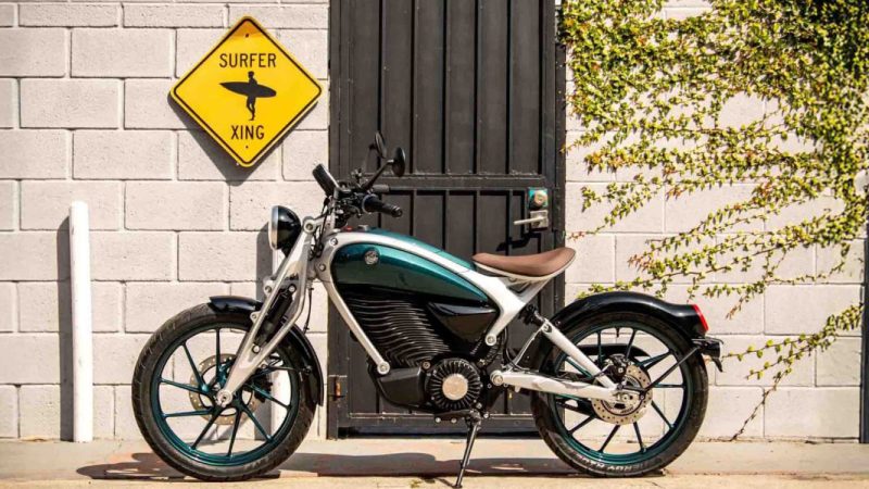 Prima motocicletă electrică Royal Enfield a ajuns la clienți. Modelul retro care poate schimba piața pe două roți