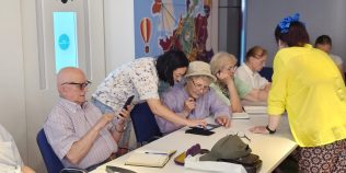 Seniorii din București primesc ajutor gratuit ca să folosească internetul, telefonul și plățile online fără teamă