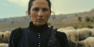INTERVIU cu Manuela Martelli, actrița principală din God Will Not Help: „Cinematograful este cel mai interesant atunci când pune întrebări, nu când oferă răspunsuri definitive”. Când vezi în cinema „Dumnezeu nu ne va ajuta”