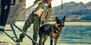 Brad Pitt revine în sălbăticie: trailerul „Heart of the Beast” promite unul dintre cele mai intense thrillere de supraviețuire din 2026