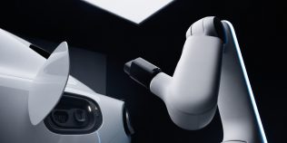 Xiaomi a făcut încărcătorul robot pe care Tesla l-a promis acum 10 ani: brațul care bagă singur mașina în priză