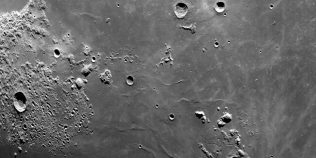Meteoritul lunar care a fost lovit de trei ori înainte să ajungă pe Pământ. Roca rară ascunde o poveste veche de miliarde de ani
