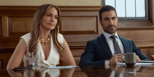 Filmul de pe Netflix care a cucerit România e prost dacă îl iei în serios, dar perfect dacă n-ai chef să gândești într-o duminică