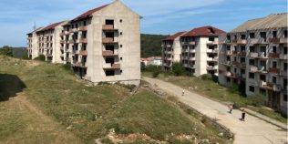 Orașul-fantomă din România unde poți cumpăra un bloc întreg cu 49.000 de euro. Cartierul abandonat e ascuns într-un parc național