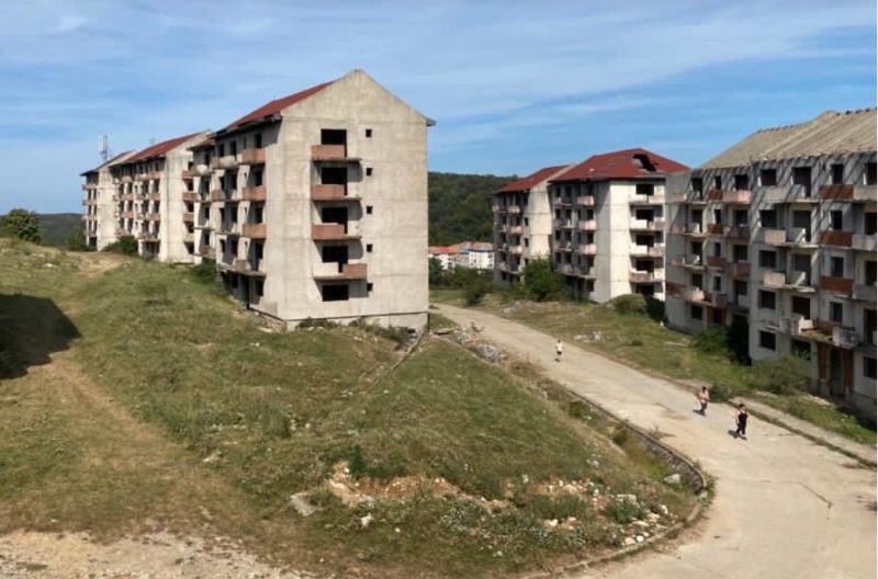 Orașul-fantomă din România unde poți cumpăra un bloc întreg cu 49.000 de euro. Cartierul abandonat e ascuns într-un parc național