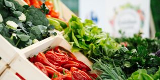 Carrefour oprește importurile pentru roșii, cireșe și legume de sezon. Ce găsești acum pe rafturi, direct de la fermierii români