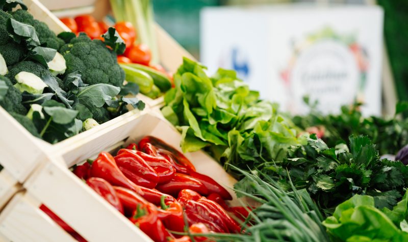 Carrefour oprește importurile pentru roșii, cireșe și legume de sezon. Ce găsești acum pe rafturi, direct de la fermierii români