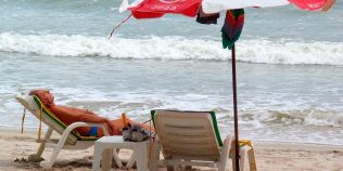 Cât costă o zi la mare pe litoralul românesc în iunie 2026. Prețurile la șezlonguri, cafea și bere în Mamaia, Constanța și Eforie