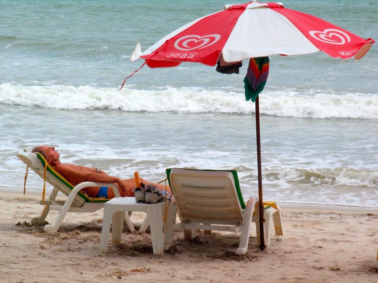 Cât costă o zi la mare pe litoralul românesc în iunie 2026. Prețurile la șezlonguri, cafea și bere în Mamaia, Constanța și Eforie