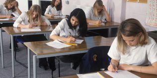 Evaluarea Națională 2026 începe luni. Elevii de clasa a VIII-a susțin prima probă la Limba română