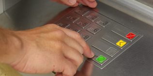 Reguli noi pentru retragerile de numerar. Băncile riscă amenzi de până la 100.000 de lei: vei putea retrage  suma dorită, indiferent de bancă
