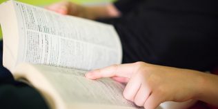 15 greșeli de limba română pe care le fac și oamenii cu facultate. Tu câte recunoști?