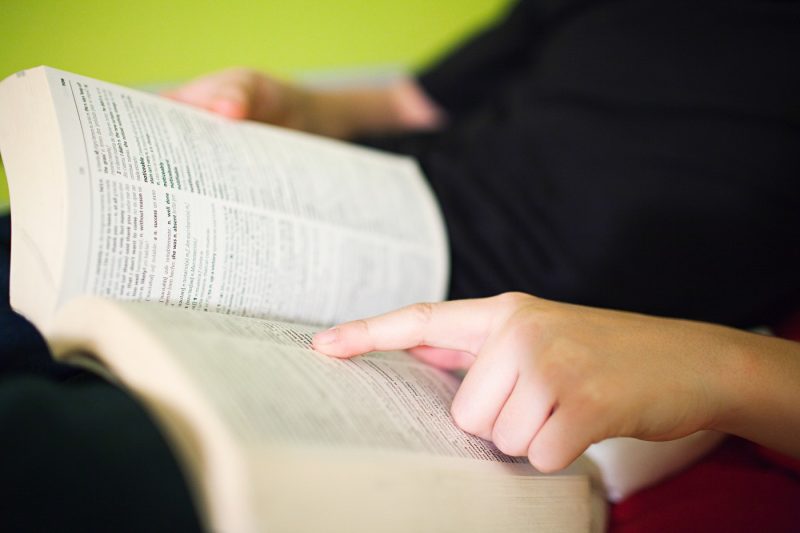 15 greșeli de limba română pe care le fac și oamenii cu facultate. Tu câte recunoști?