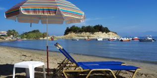Turiștii care își blochează locul pe nisip riscă sute de euro amendă. Regulile noi aplicate în Grecia