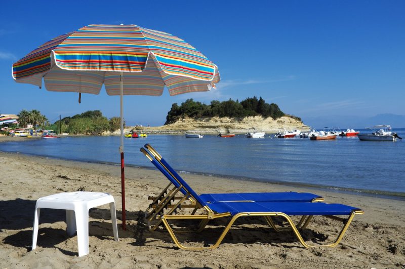 Turiștii care își blochează locul pe nisip riscă sute de euro amendă. Regulile noi aplicate în Grecia
