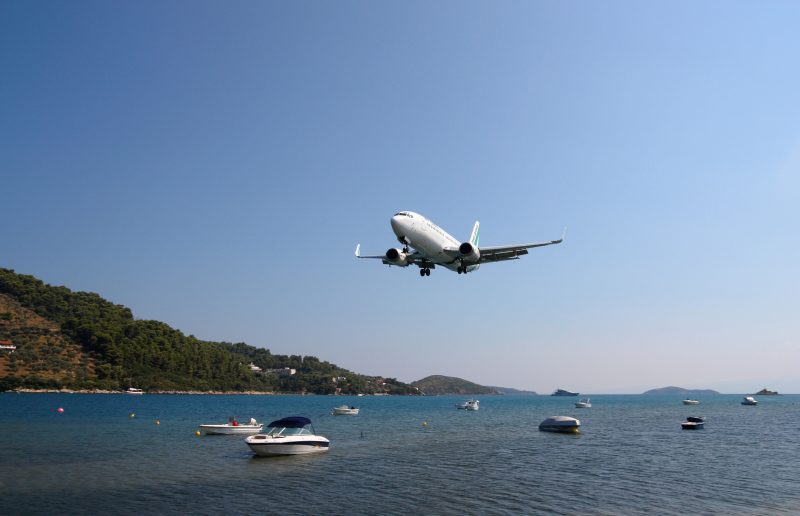 Cât te costă o vacanță în Grecia dacă alegi avionul. Prețurile biletelor în 2026 spre Santorini, Mykonos sau Corfu