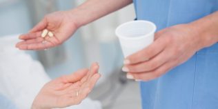 Câți ani trebuie să lucrezi ca asistent medical pentru o pensie cât mai mare. Regula pe care mulți o află prea târziu